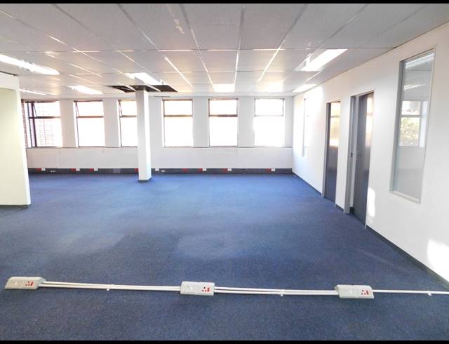 1,471M² OFFICE TO LET IN FERNDALE